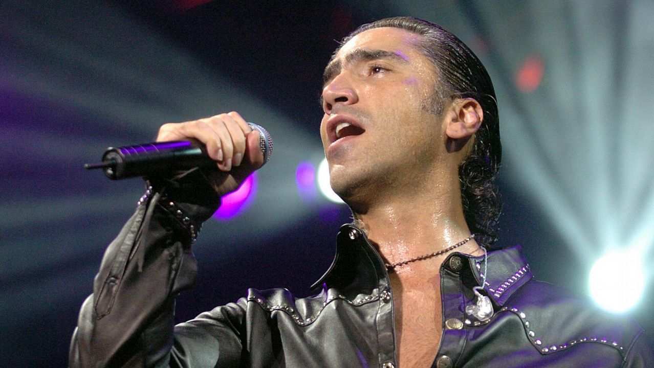 Expulsan de un avión al cantante Alejandro Fernández por ir borracho