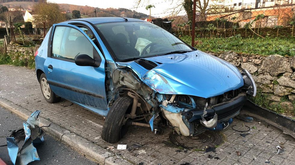 Un coche derribó una farola y un muro al salirse de la calzada en Chantada