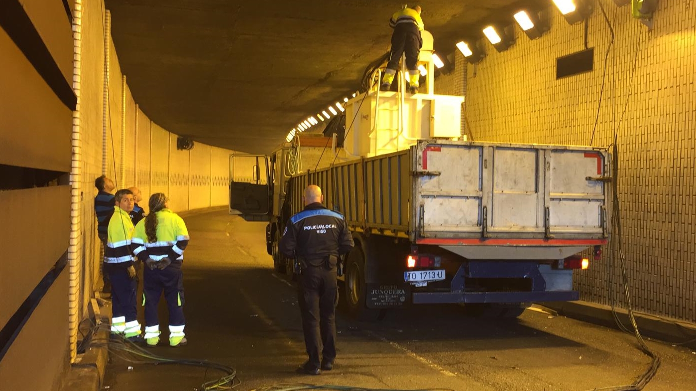 Un Cami N Arrastra El Cableado Del T Nel De Beiramar Y Lo Corta Al Tr Fico