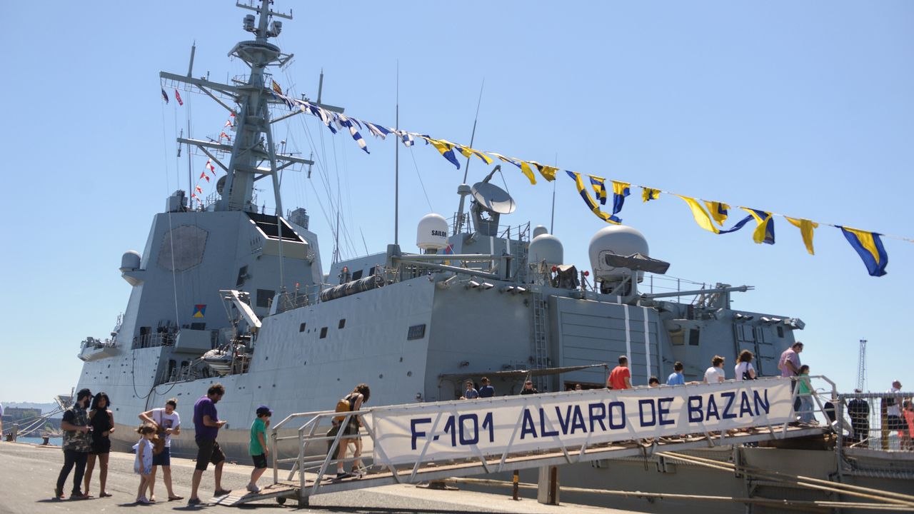 Colas en el muelle de Trasatlánticos para visitar la fragata de la