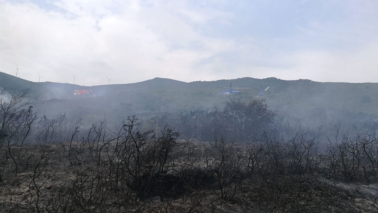 Arde media hectárea de monte bajo en un incendio forestal en Presqueiras