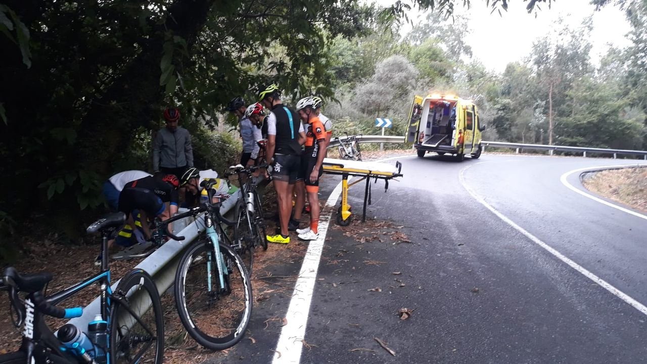 Herido un ciclista en Cuntis tras sufrir una caída y golpearse contra