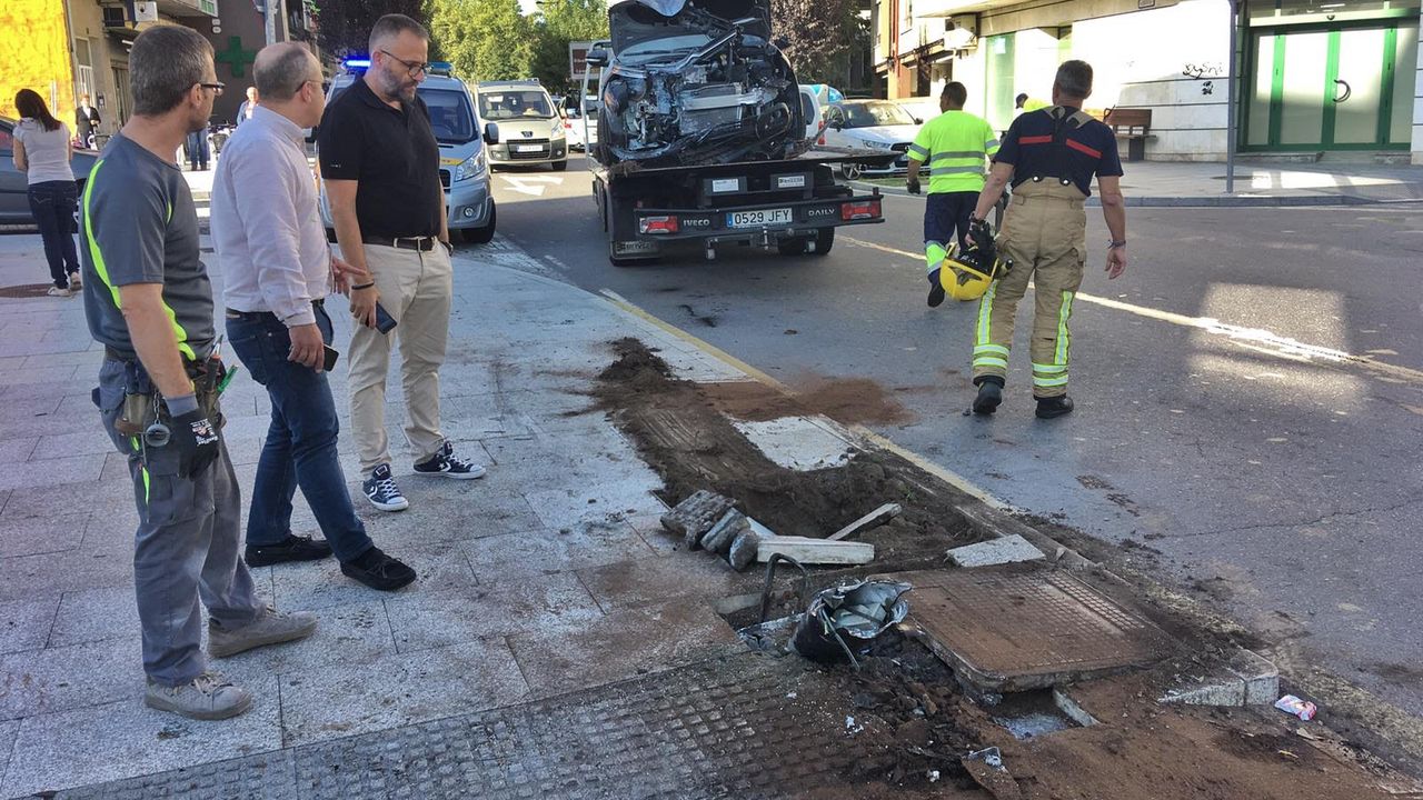 Arde Un Coche Con Su Conductora Dentro Tras Chocar Contra Una Farola En