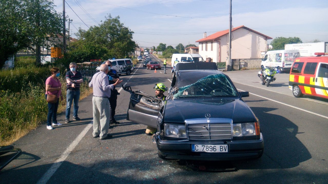 Una mujer atrapada y un conductor también herido en un accidente de