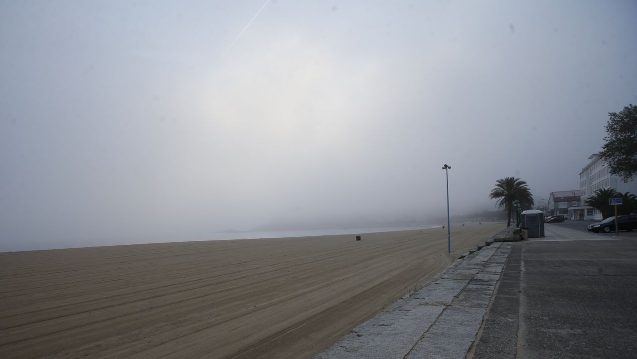 A Coruña amanece cubierta por la niebla en pleno agosto