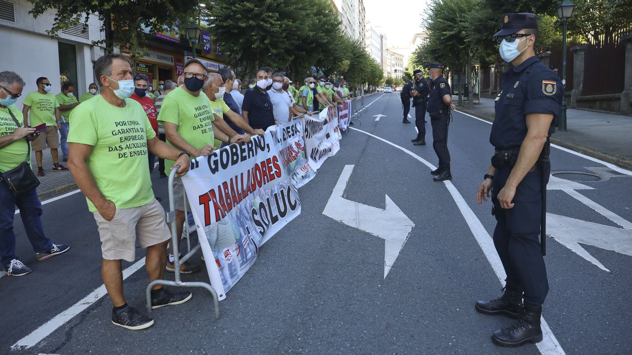 Las Auxiliares De Endesa Urgen Soluciones En Una Protesta Delante Del