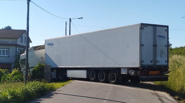 Una salida de vía acaba con un tráiler empotrado contra el muro de una