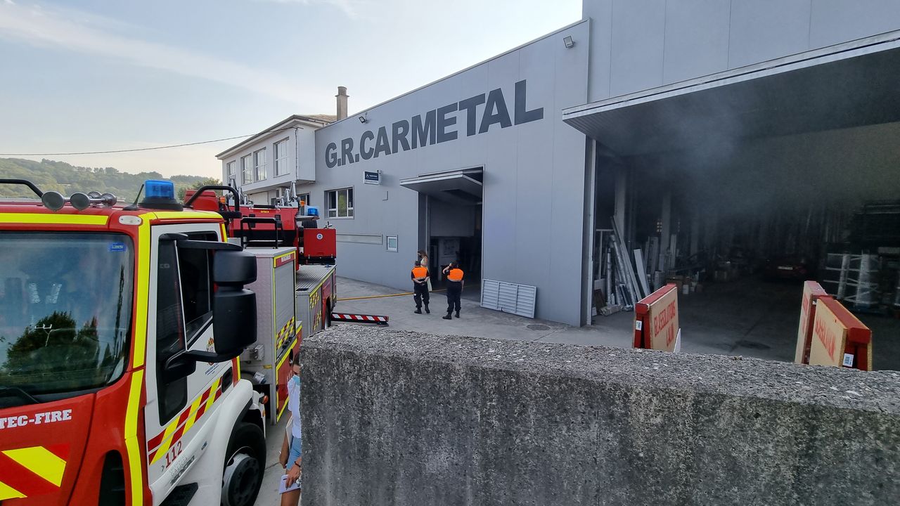 Un incendio calcina la entreplanta de un almacén de aluminio en Sarria