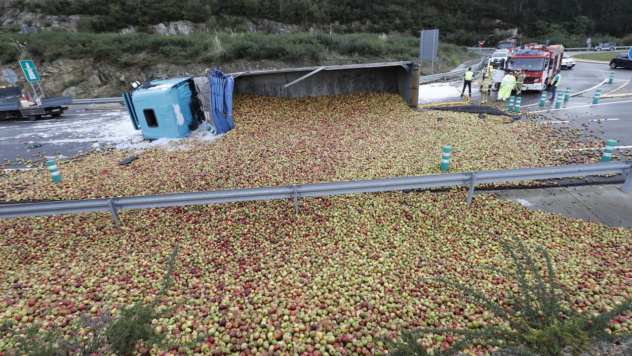 Un Accidente De Un Cami N Cargado De Manzanas Oblig A Cerrar Un Tramo