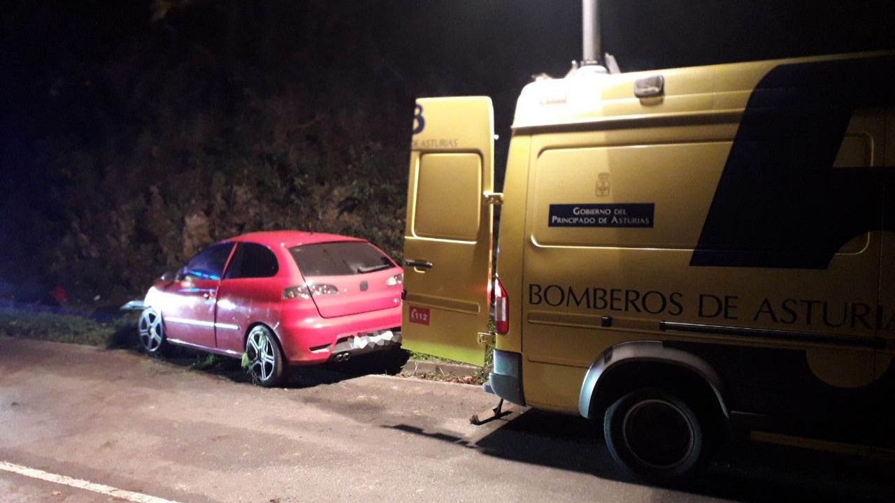 Dos heridos uno de ellos grave en un accidente de tráfico en Tineo