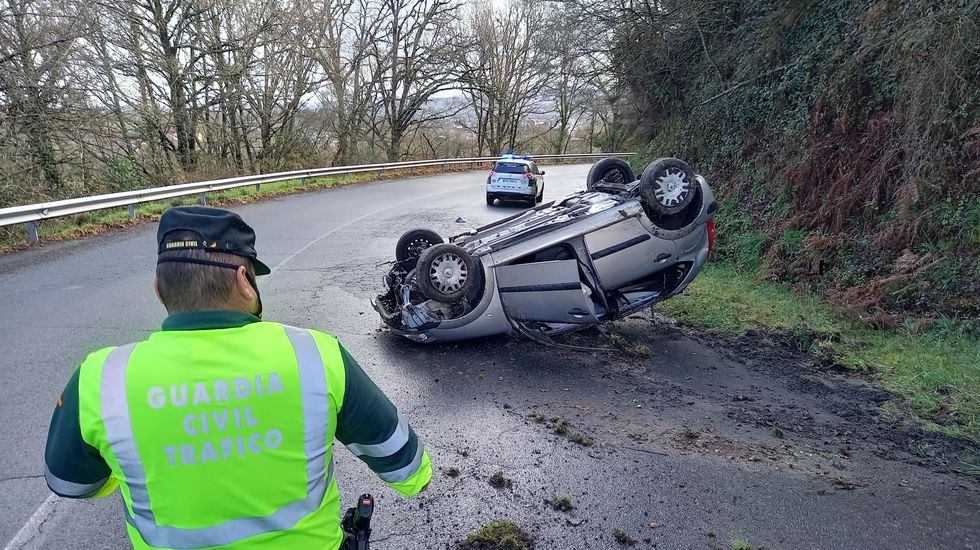 Herido Al Volcar Su Coche En La Subida De Chantada Al Alto Do Faro