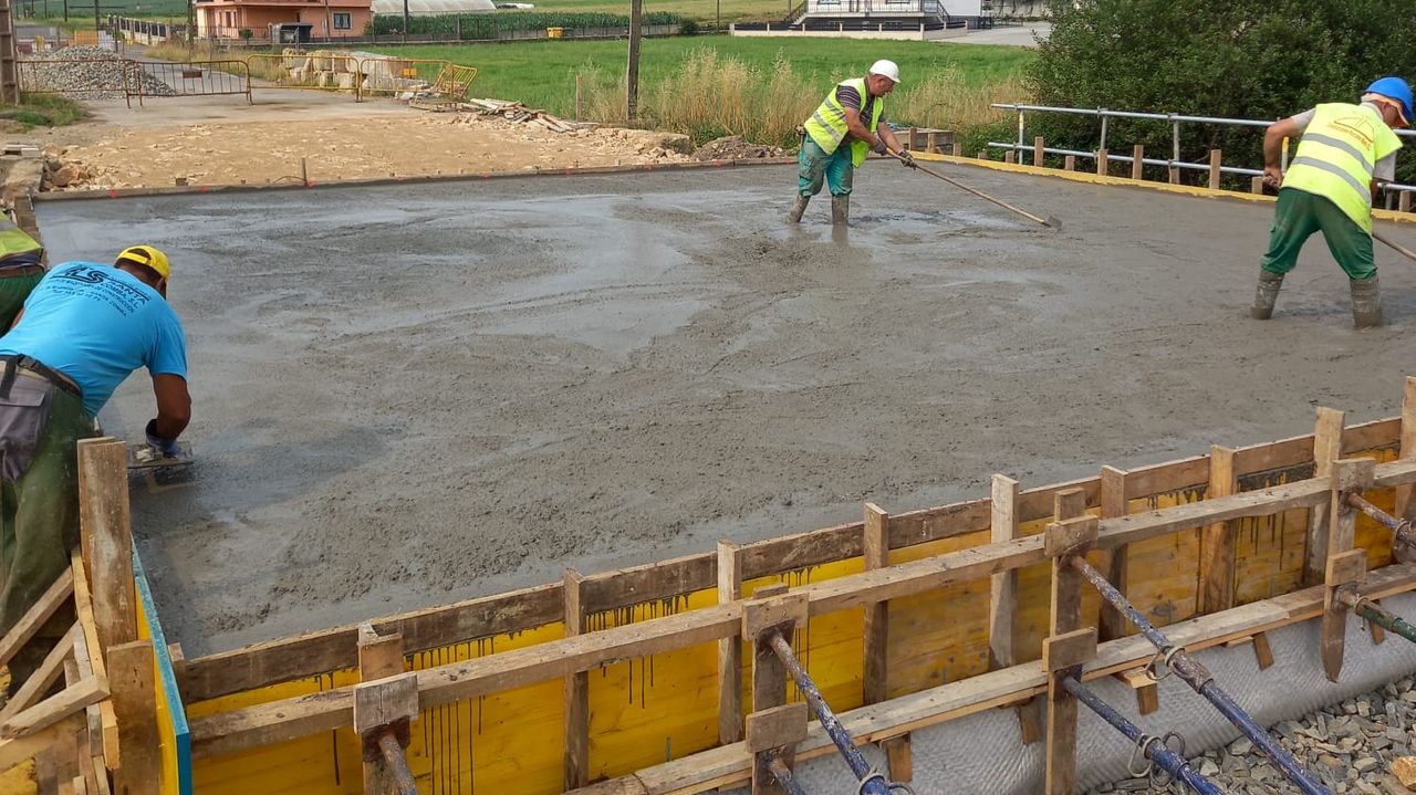 Hormigonan La Obra De Drenaje Transversal De La V A Que Une Ba As Con