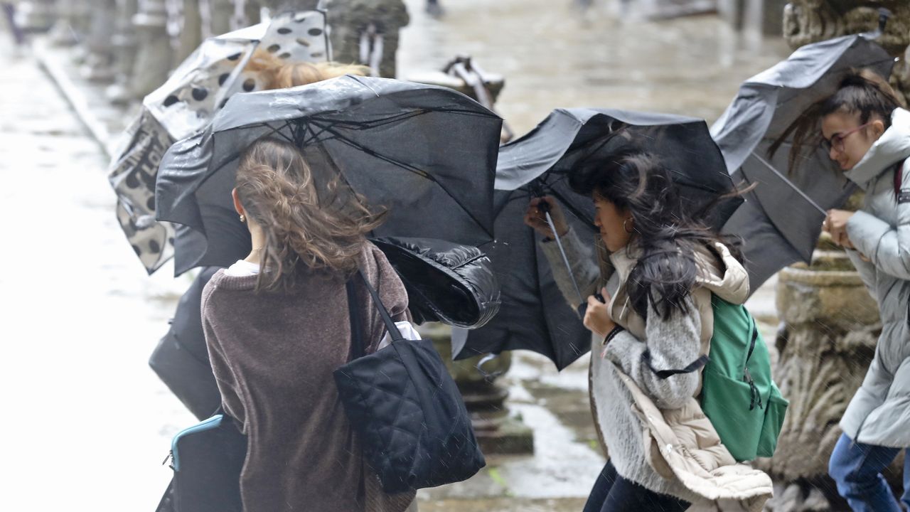 Lluvia viento nieve aire frío y olas en Galicia