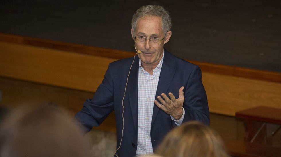 El genetista Ángel Carracedo este martes en el IES Eduardo Pondal