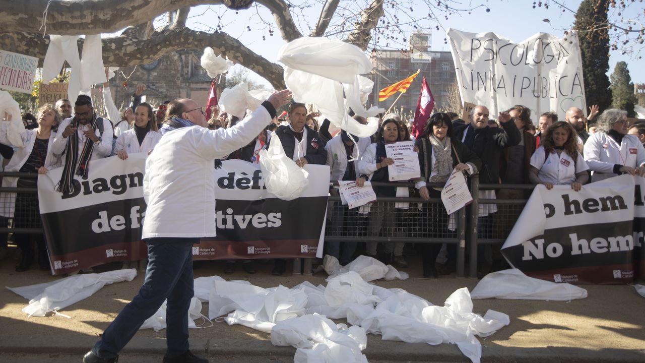 Miles De M Dicos Se Manifiestan En Barcelona En El Segundo D A De Huelga