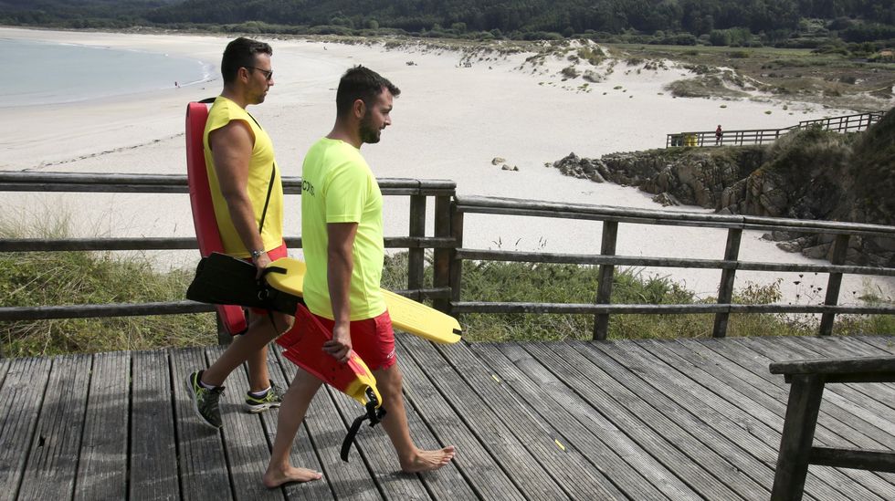 Más solicitudes que plazas para el socorrismo en las playas de Ferrol