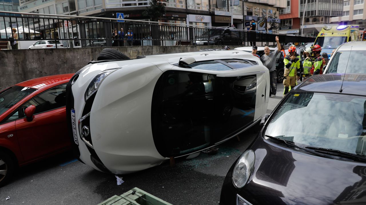 Dos personas resultan heridas leves en un aparatoso accidente en A Coruña