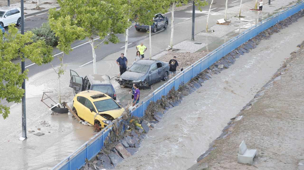 Una Tromba De Agua Ca Da En Zaragoza Obliga A Actuar A Los Buceadores