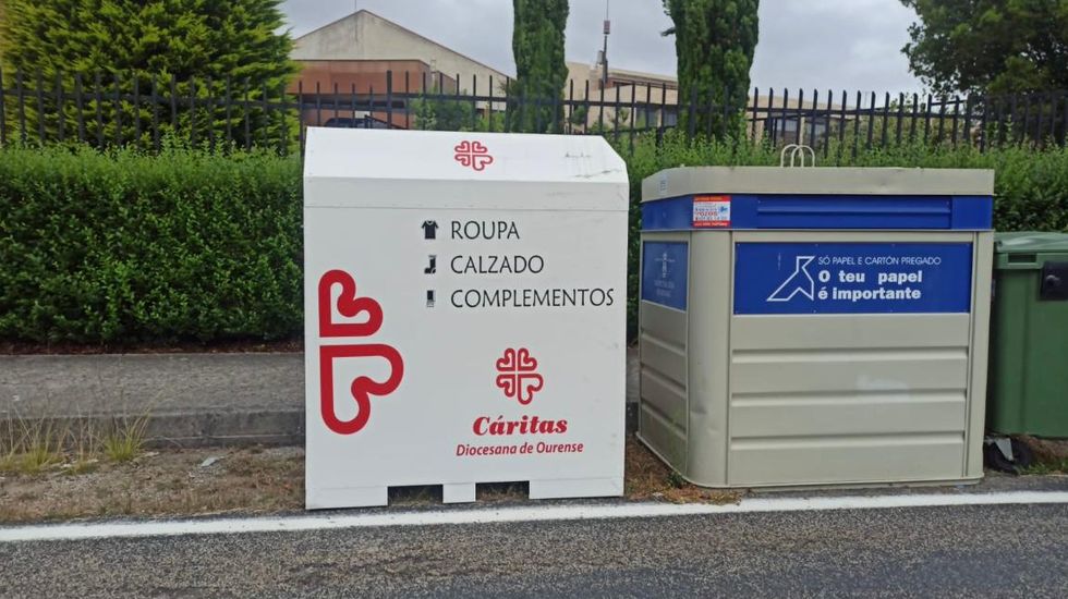 C Ritas Coloca Contenedores De Recogida De Ropa En O Pereiro