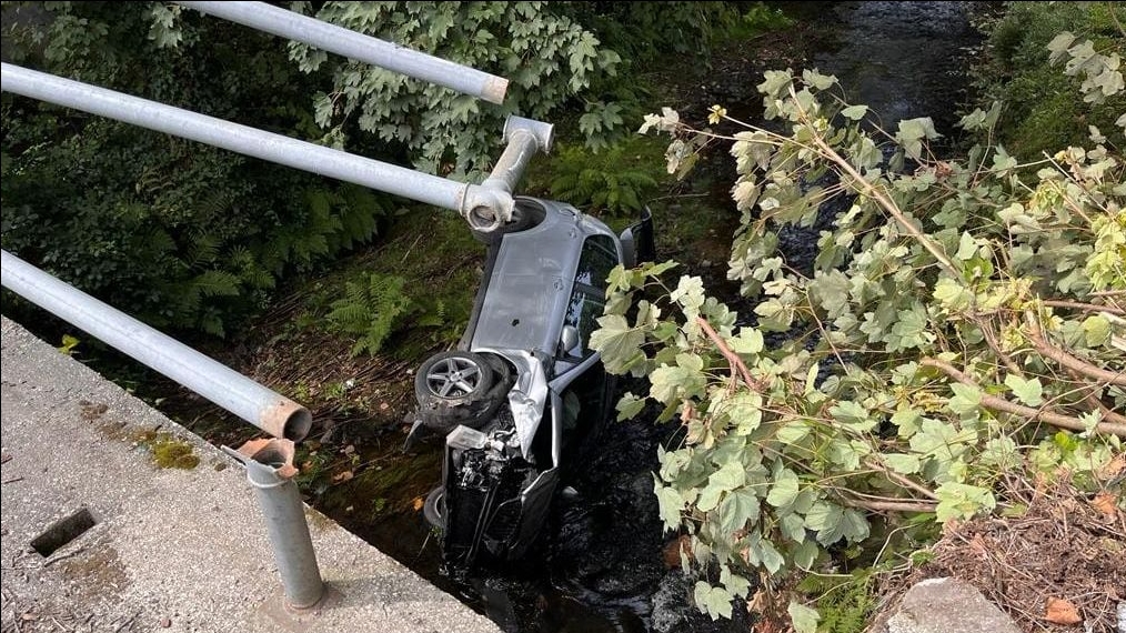 Herido el conductor de un coche que cayó al río en Castro de Rei