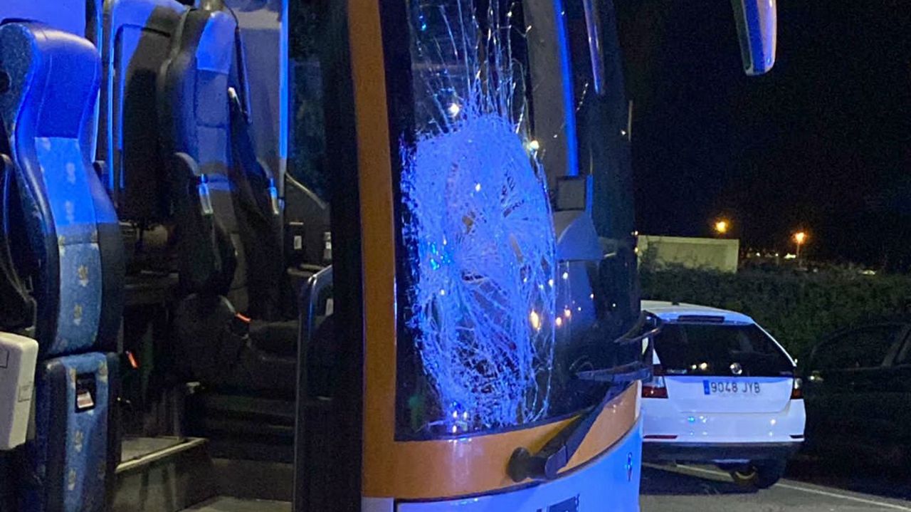 El ciclista arrollado por un autobús en A Pobra permanece en la unidad