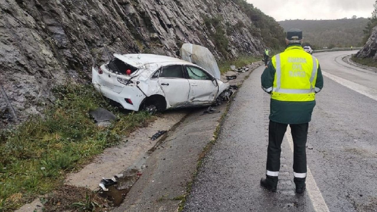 Herido tras una aparatosa salida de vía en la LU 540 en Ourol