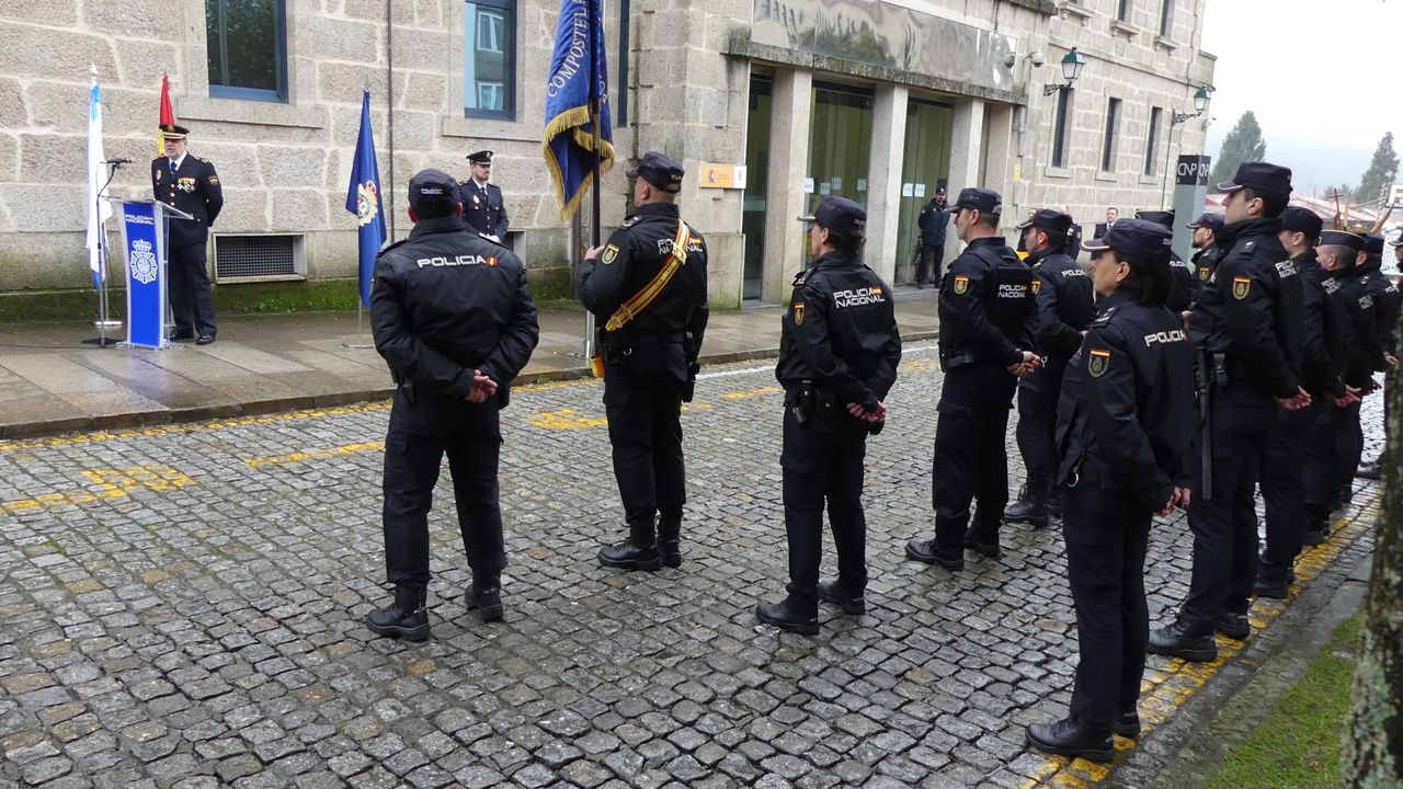 Izado de la bandera de España en Santiago por el 200 aniversario de la