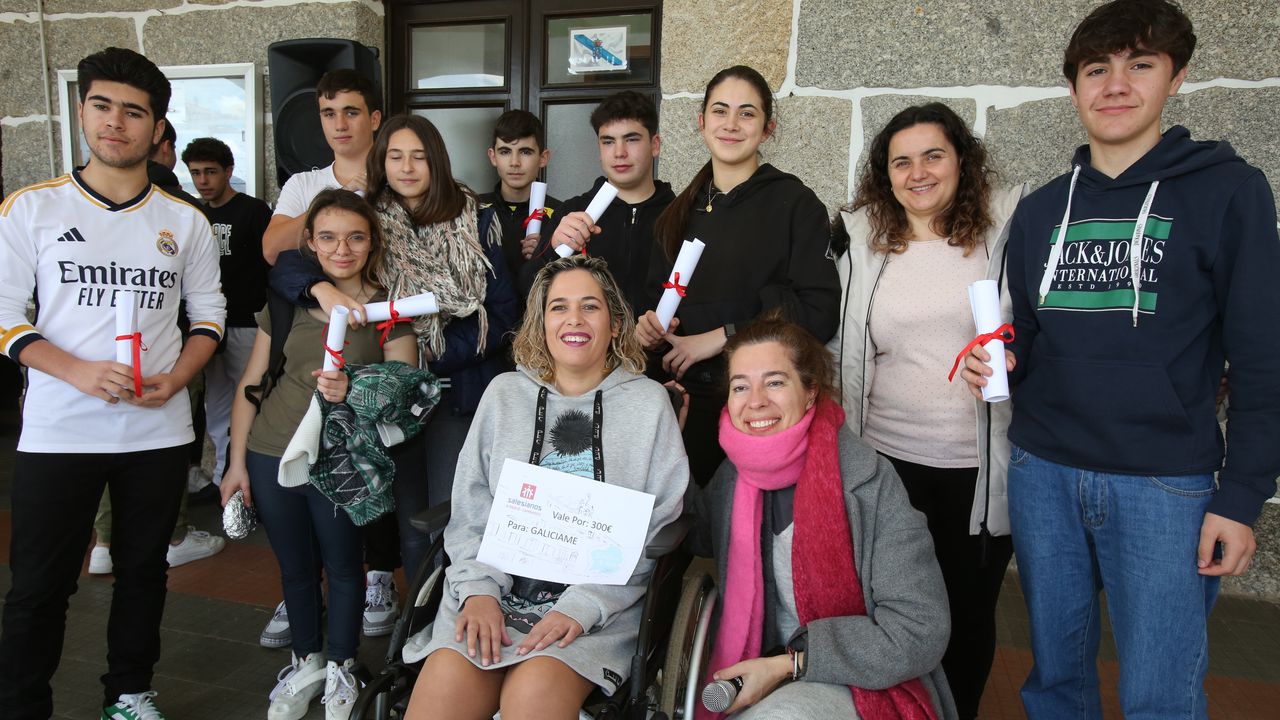 Merchi Álvarez recibe un cheque solidario de los alumnos del colegio