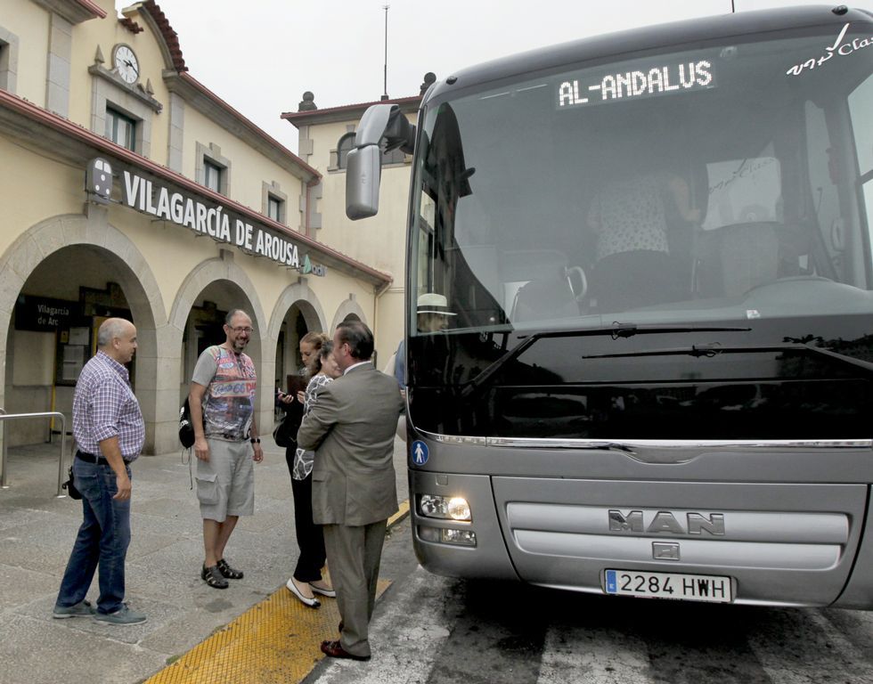 Aunque llegó temprano, el convoy llamó la atención en la estación mientras sus pasajeros viajaban en bus hacia A Toxa.