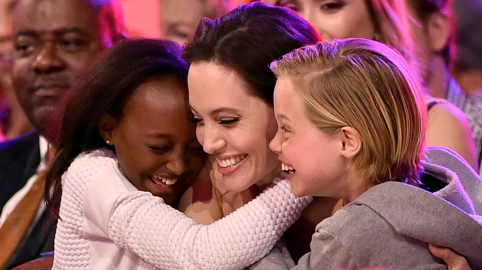 Angelina Jolie junto con sus hijos Zahara (a la izquierda) y Shiloh Nouvel (a la derecha) después de ganar un premio por su papel en «Maléfica»