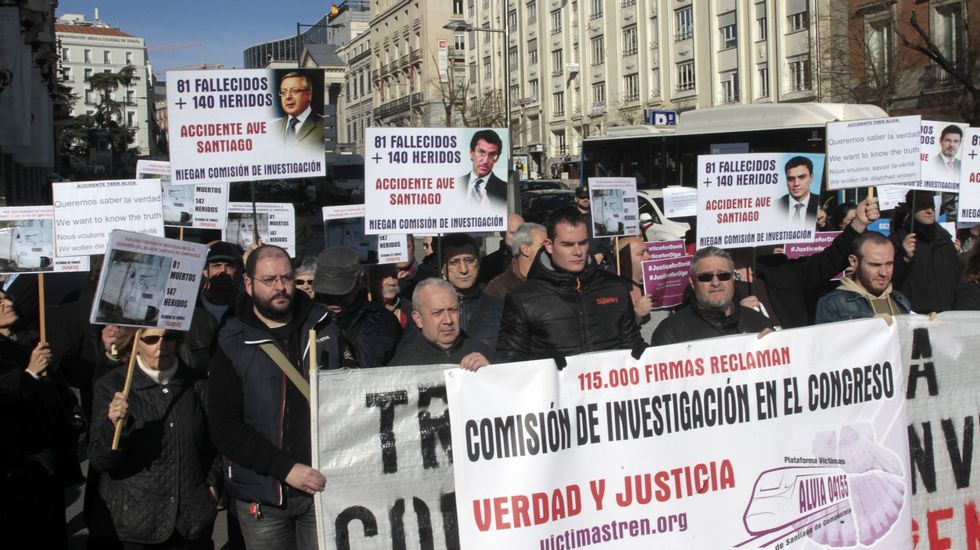 Víctimas del Alvia, manifestándose el pasado mes de febrero frente al Congreso de los Diputados