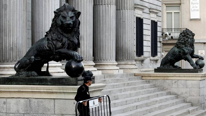 Uno de los leones del Congreso de los Diputados carece de testículos