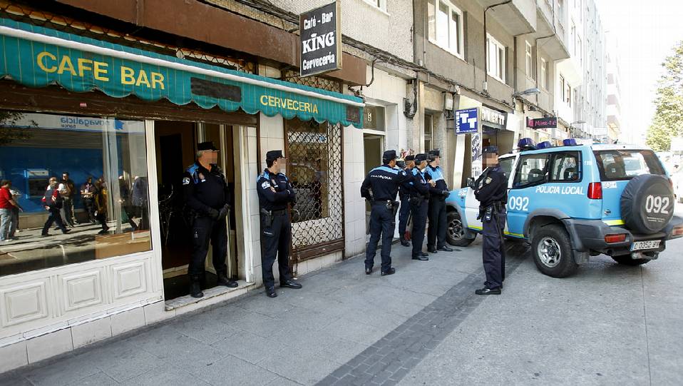 Amplio despliegue policial en el bar King de la calle Barcelona en A Coruña