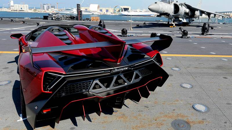 El Lamborghini Veneno Roadster, con un precio de 3,3 millones de euros, se  presentó en un portaaviones