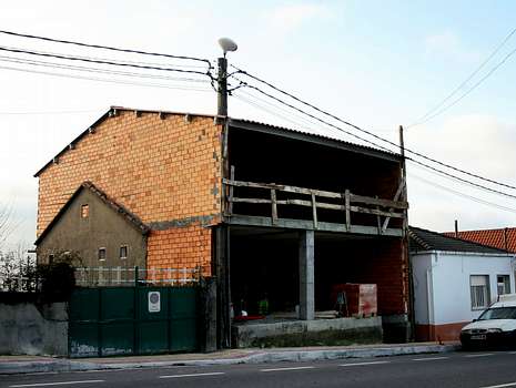 La casa de Dozón que usó un poste de luz como pilar acaba su demolición en  pocos días