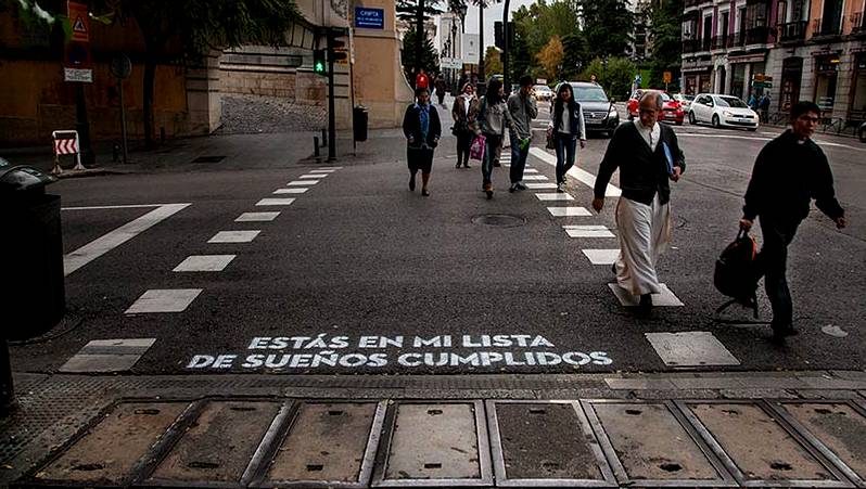 Misteriosos versos de amor inundan las calles de Madrid