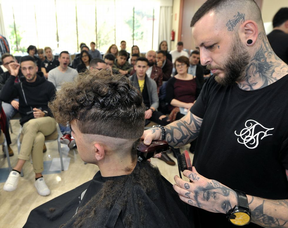 Lo último en peinado masculino es el tupé «pompadour»