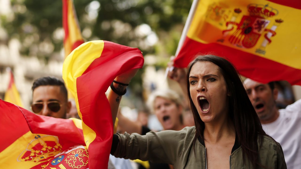 Miles De Personas Se Manifiestan En Barcelona Por La Unidad De España