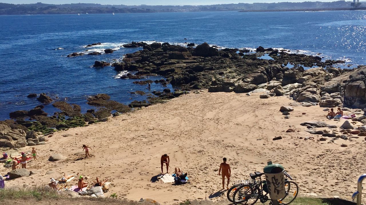 La playa de los Moros, una cala nudista a los pies de Adormideras