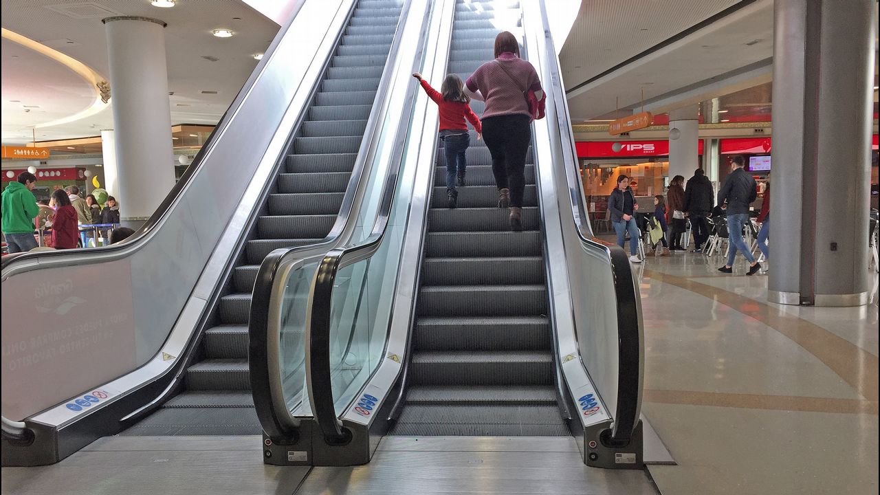 escaleras mecánicas en centro comercial