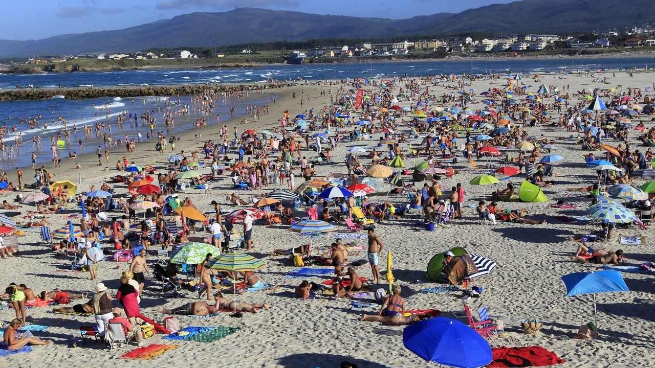 Foz quiere regular el nudismo en las playas y el uso de las casetas y  guardarropas en A Rapadoira