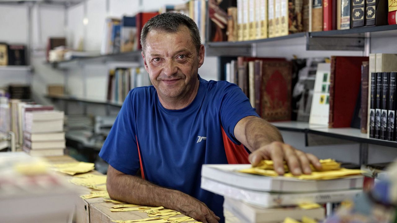 Rafael Moral Las Ferias Son Una Salida Para Los Libreros De Material Viejo 