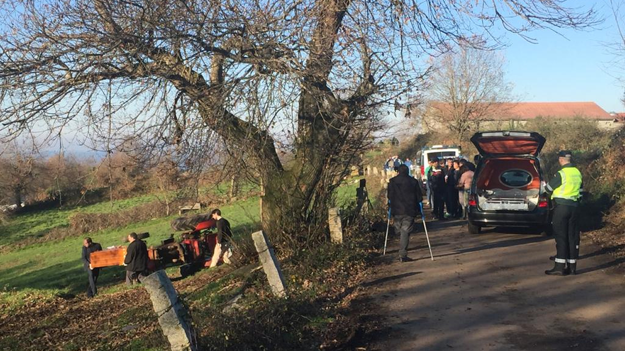 Resultado de imagen de Mueren dos hermanos tras quedar atrapados bajo su tractor en LalÃ­n