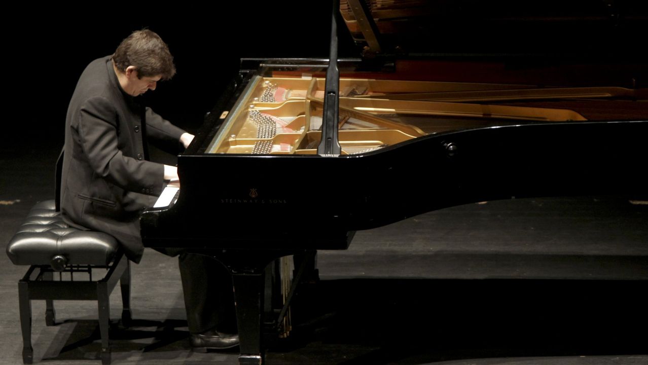 Music with Javier Perianes and theater in Santiago