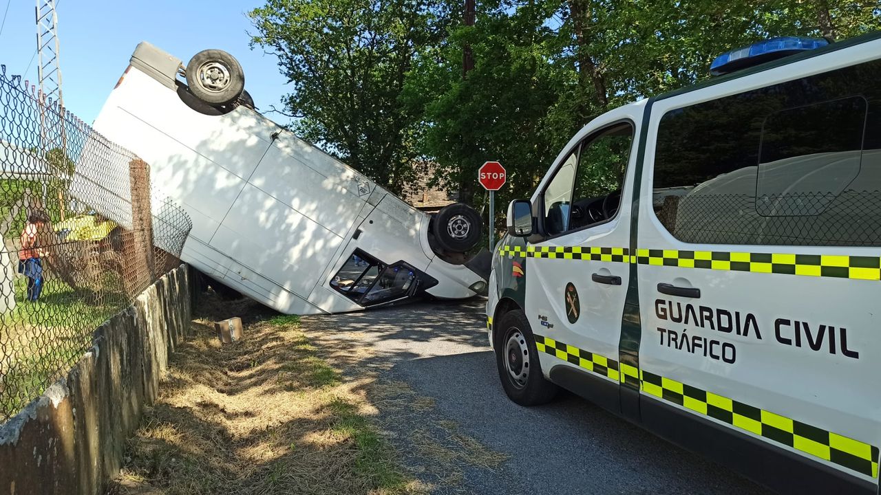 Vecinos De O Carqueixo Se Accidentan Cerca Del Poligono De Outeiro De Rei Con Una Furgoneta Cargada De Material