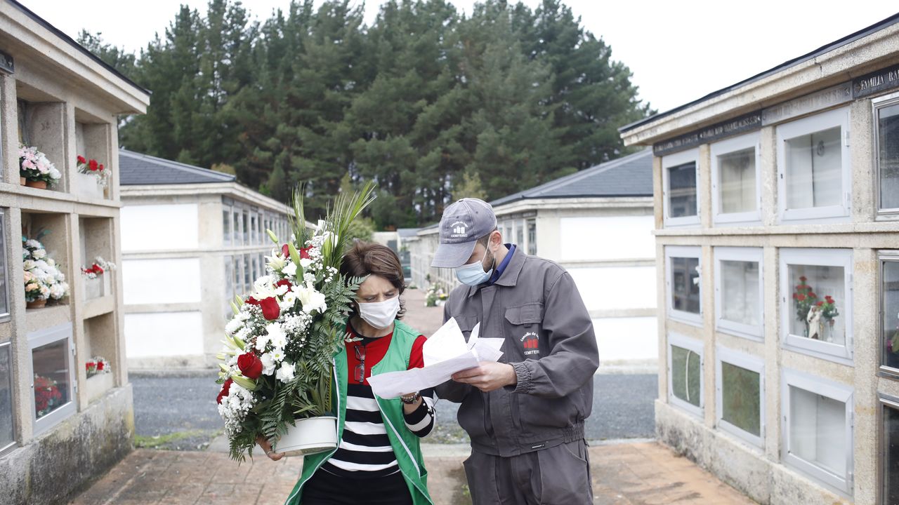 El «delivery» de los cementerios: los floristas entregan a pie de tumba