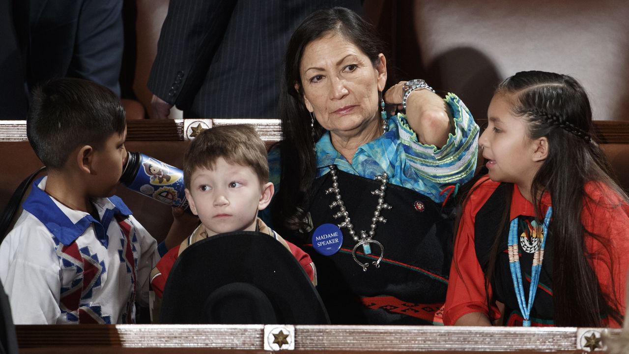 Biden chooses an indigenous woman to manage the natural resources of the United States.