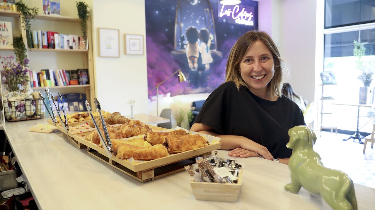 En esta cafetería se invita a disfrutar con las historias de los libros de  sus estanterías