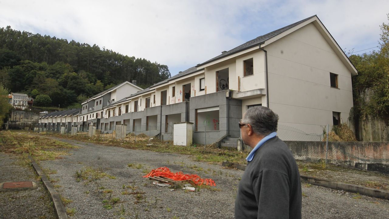 Primeros trabajos para reactivar la urbanización abandonada de A Cabana