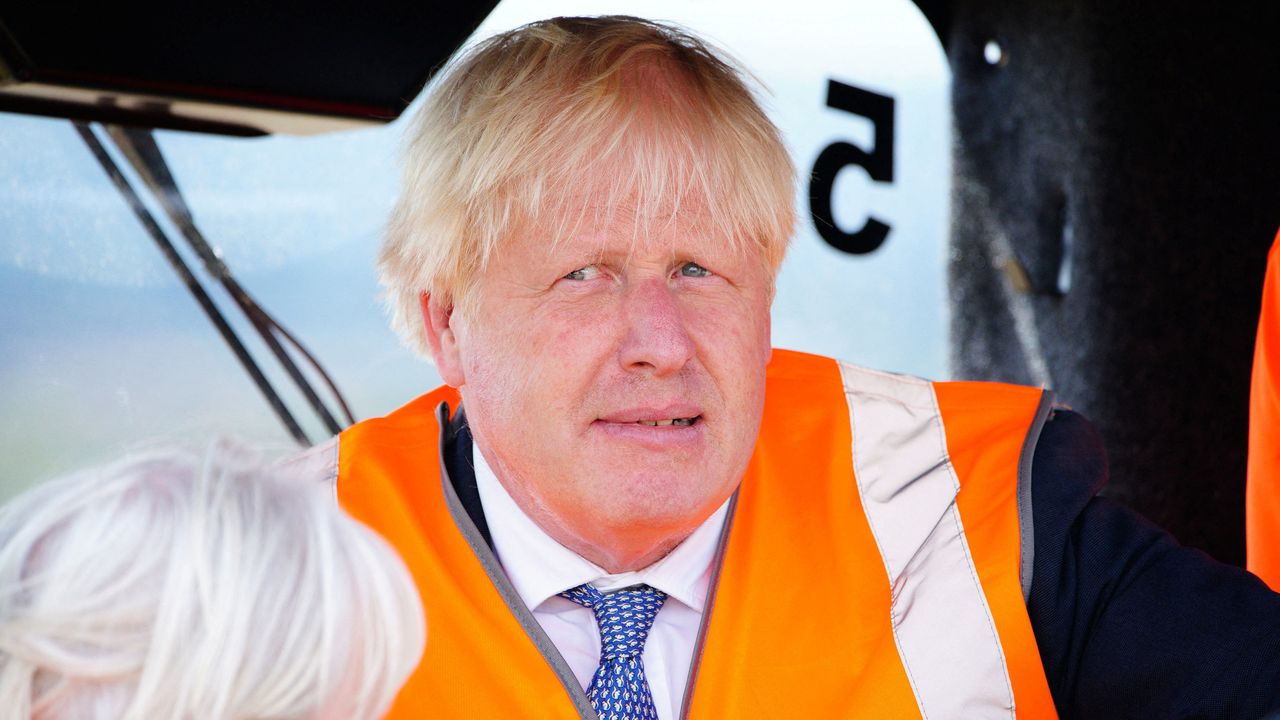 Boris Johnson lascia la porta aperta mentre torna in prima linea in politica